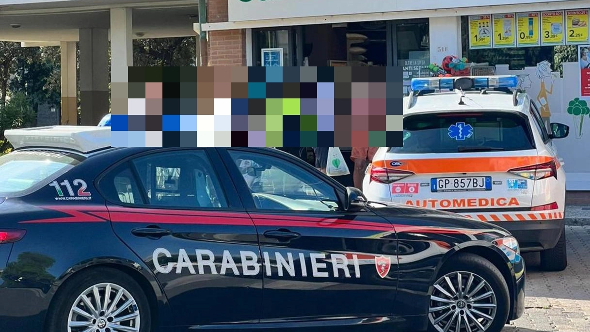 Sangue fuori dal supermercato, accoltellato un uomo