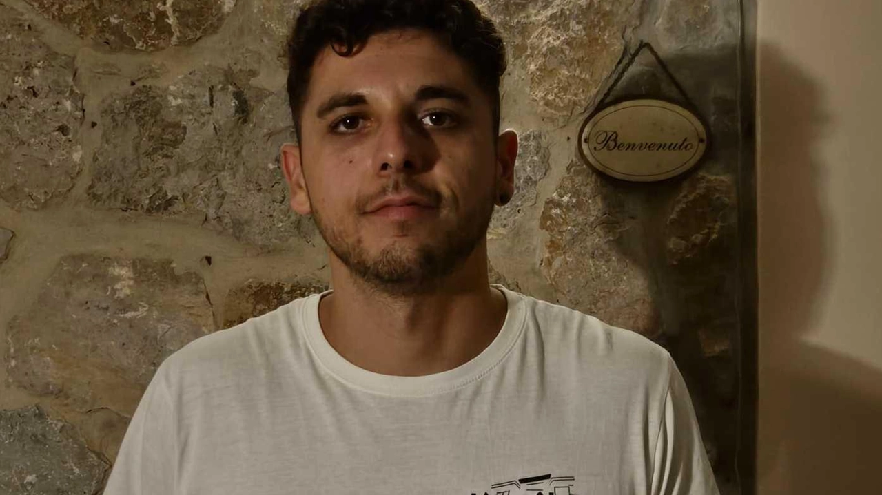 Andrea Maestripieri, 26 anni, dal suo home restaurant L’Azotea a Piano di Mommio ha lanciato il nuovo prodotto de «l’arancino toscano» Andrea Maestripieri, 26 anni, dal suo home restaurant L’Azotea a Piano di Mommio ha lanciato il nuovo prodotto de «l’arancino toscano»