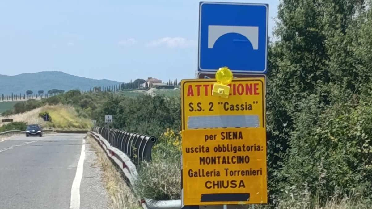Uno dei cartelli esposti nella zona dei celebri ’cipressi di San Quirico’ Uno dei cartelli esposti nella zona dei celebri ’cipressi di San Quirico’