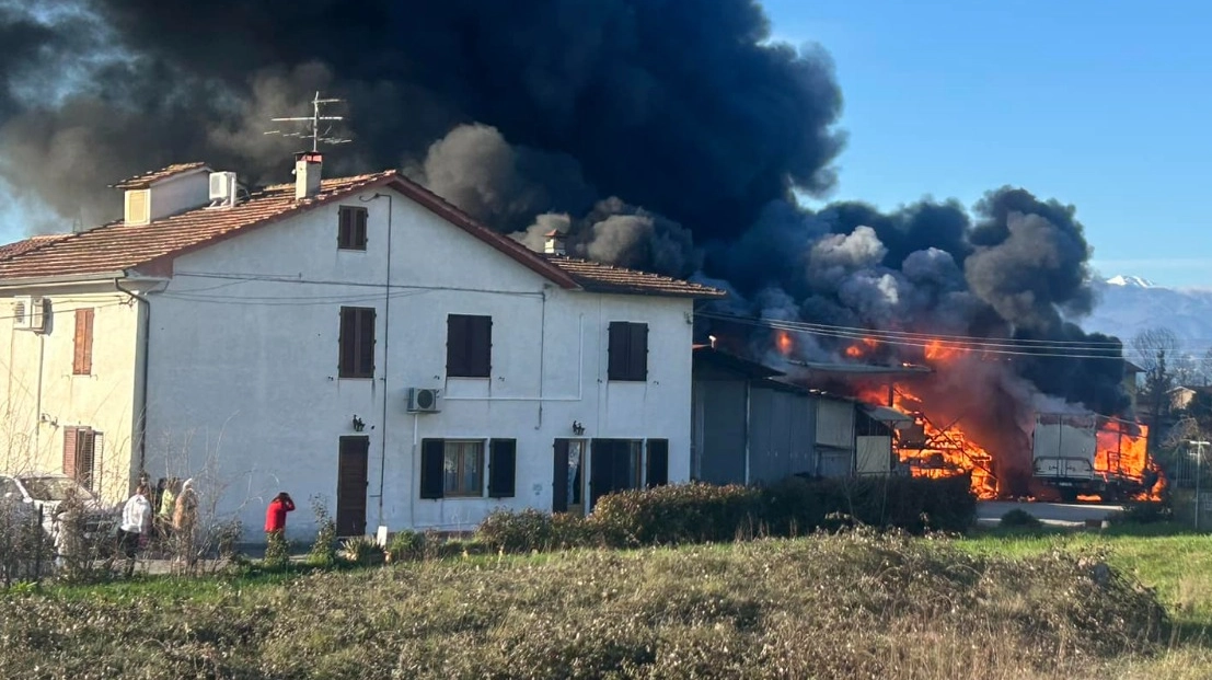 La scena dell'incendio fotografata da un utente Facebook e postata su "Sei di Quarrata se..." La scena dell'incendio fotografata da un utente Facebook e postata su "Sei di Quarrata se..."