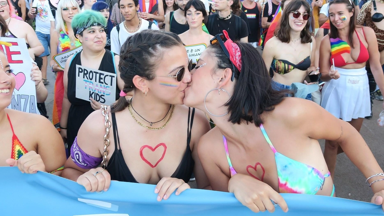 Due ragazze a una manifestazione per i diritti Lgbtqia+ Due ragazze a una manifestazione per i diritti Lgbtqia+