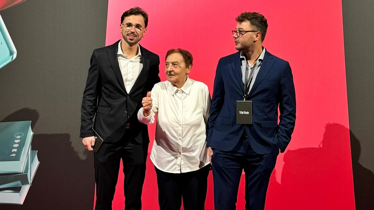 Nonna Silvi, accompagnata dai suoi nipoti, ha partecipato ai TikTok Awards Italia per premiare i migliori influencer Nonna Silvi, accompagnata dai suoi nipoti, ha partecipato ai TikTok Awards Italia per premiare i migliori influencer