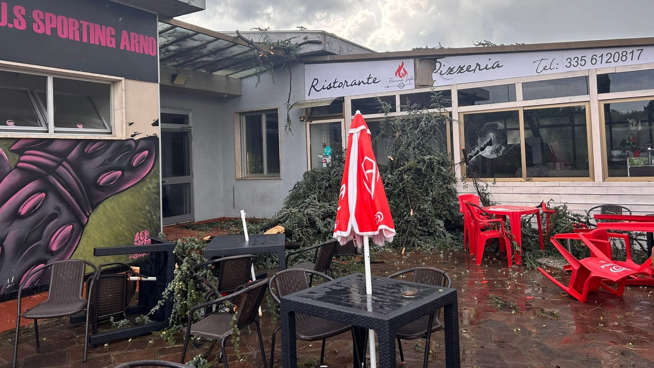 I danni dell'improvvisa burrasca allo Sporting Arno a Scandicci (Foto Giovanni Bellosi)