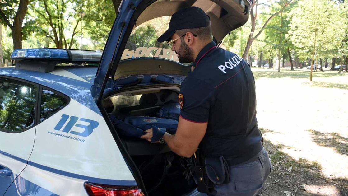 firenze lite col vicino a colpi di accetta poi si barrica in casa e tenta di accoltellare i poliziotti