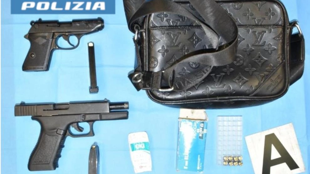 La borsa a tracolla con le armi ritrovate nello stabilimento balneare