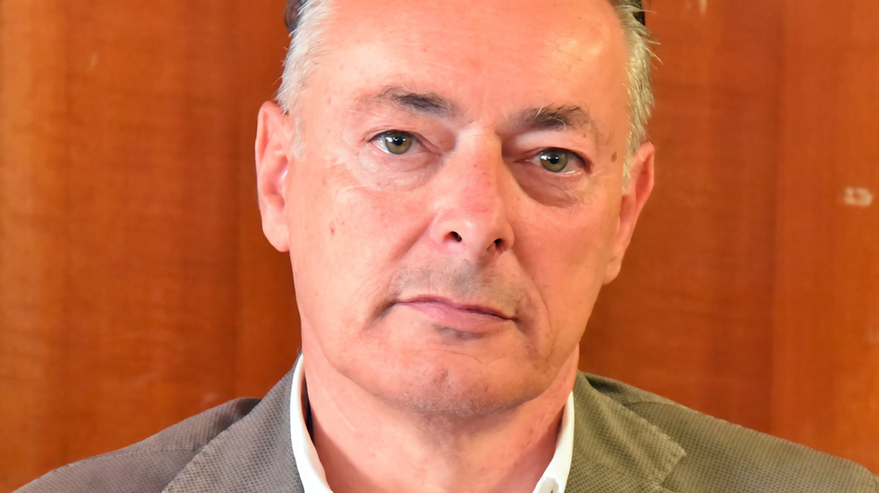 FOLLONICA Riccardo D’Ambra (foto), consigliere comunale, unico eletto nella lista ’Prima Follonica’, esce dalla maggioranza ed entra nel Gruppo Misto. Una... FOLLONICA Riccardo D’Ambra (foto), consigliere comunale, unico eletto nella lista ’Prima Follonica’, esce dalla maggioranza ed entra nel Gruppo Misto. Una...