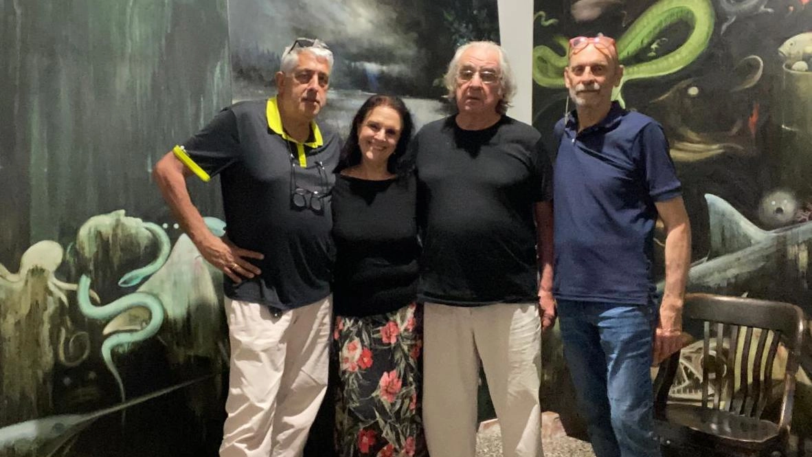 Paolo Pelosini con la curatrice Marzia Martelli davanti a una delle sue opere «Serpenti» Una tela che rimanda all’Apocalisse Paolo Pelosini con la curatrice Marzia Martelli davanti a una delle sue opere «Serpenti» Una tela che rimanda all’Apocalisse