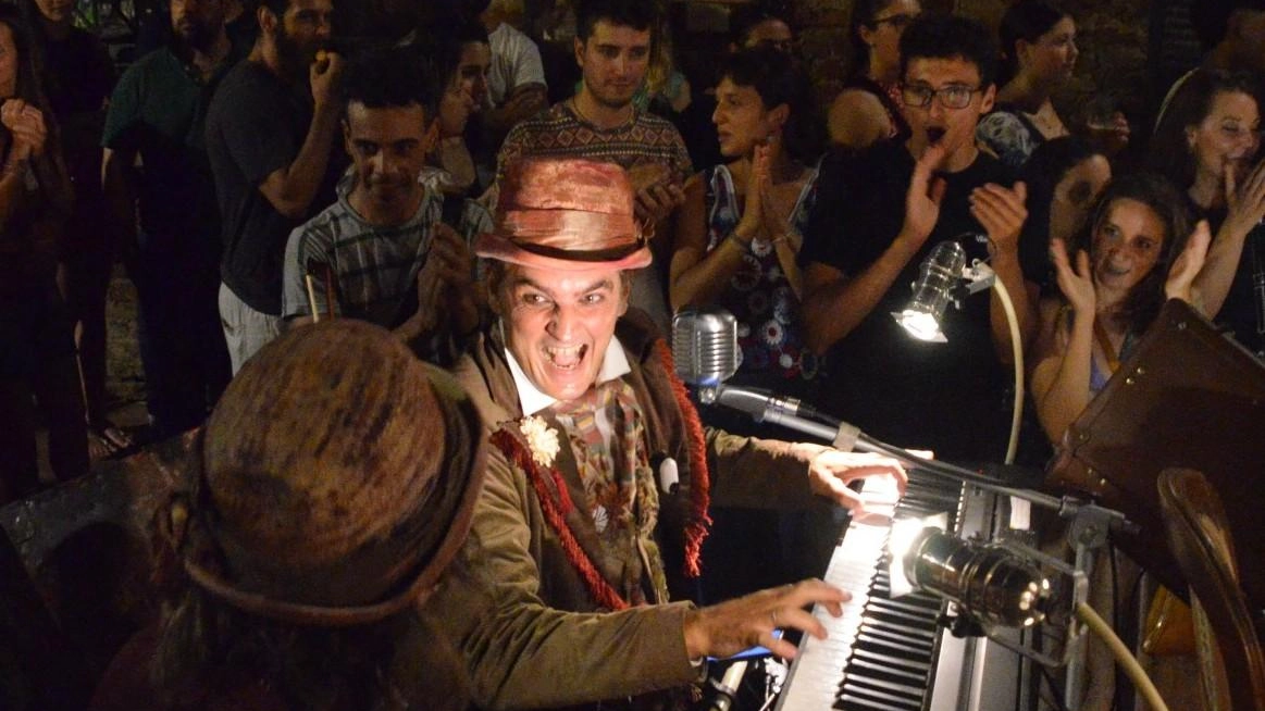 Tutti ’a cena con il cappello’. Luci accese nel centro storico