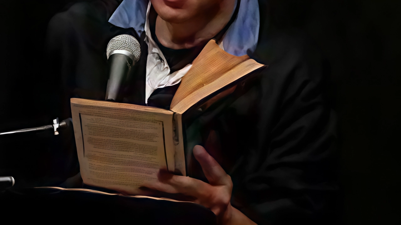 Guai a chiamarlo attore. Simone Maretti si definisce narratore, e spiega bene la differenza: "L’attore finisce per rubare la scena... Guai a chiamarlo attore. Simone Maretti si definisce narratore, e spiega bene la differenza: "L’attore finisce per rubare la scena...