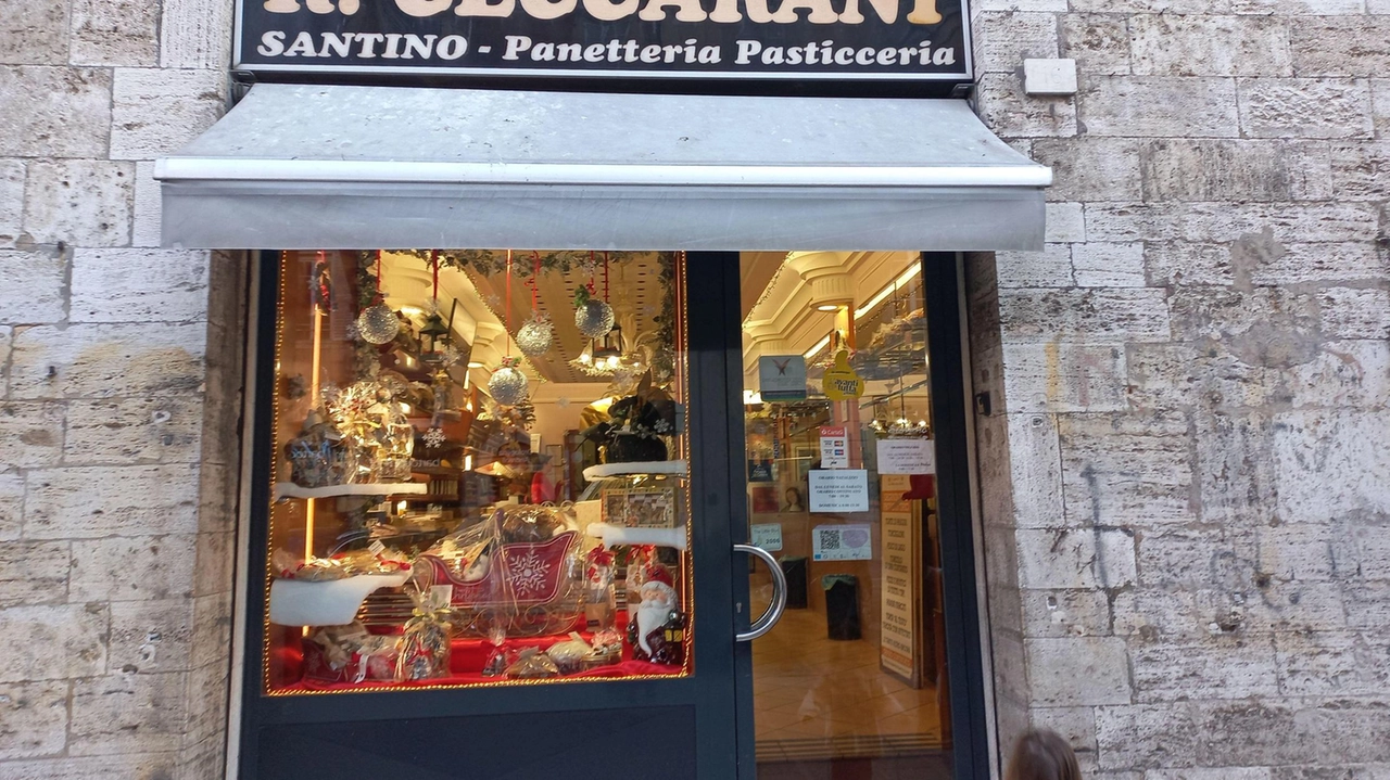 Prosegue il nostro viaggio tra le vetrine natalizie del centro storico. Oggi è il turno del forno-pasticceria ex Ceccarani, ora... Prosegue il nostro viaggio tra le vetrine natalizie del centro storico. Oggi è il turno del forno-pasticceria ex Ceccarani, ora...