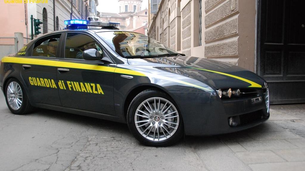 https://www.lanazione.it/image-service/view/acePublic/alias/contentid/NjE2ZWIwYWUtZjQ3MS00/0/le-indagini-della-guardia-di-finanza-nei-confronti-di-5-persone-per-reati-di-corruzione-aggravata-in-relazione-ad-appalti-pubblici-affidati-dalla-provincia-di-siena.jpeg?f=16:9&w=1200&h=630