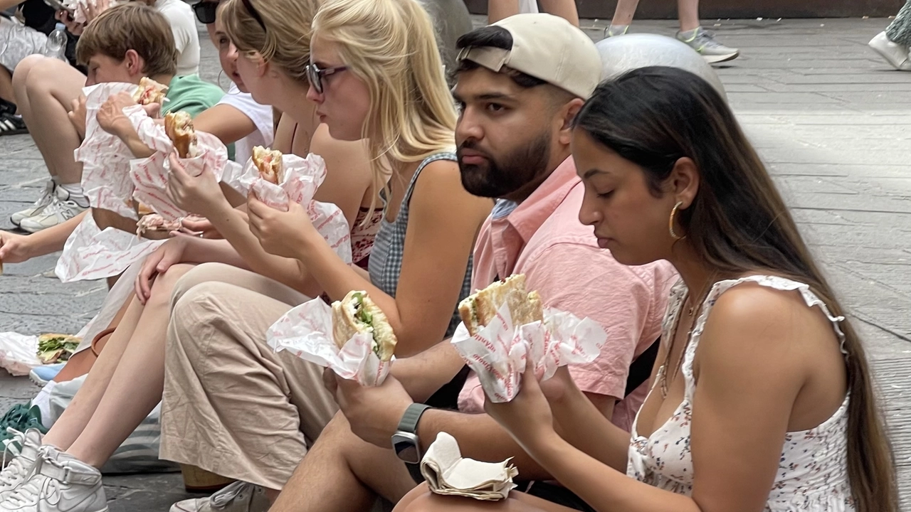 Turisti che mangiano la focaccia per strada (pressPhoto)