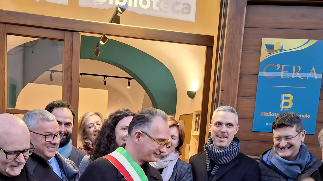 Il momento del taglio del nastro del museo C’era Centro Espositivo Il momento del taglio del nastro del museo C’era Centro Espositivo