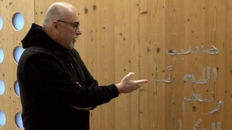Lo scorso 18 febbraio il parroco della Resurrezione, Don Luca Adinolfi, rinvenne le scritte inneggiata ad Allah all’interno della chiesa
