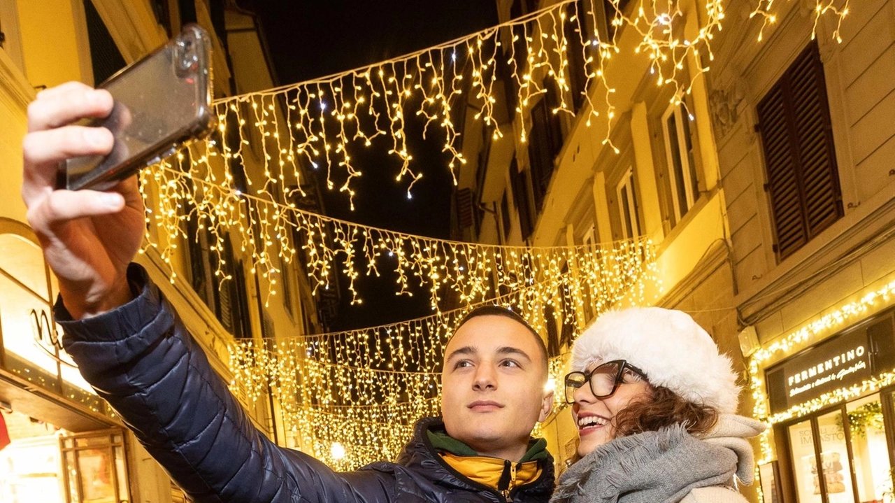 A Viareggio, commercianti e associazioni uniti per un Natale speciale con eventi, musica e animazioni per grandi e piccini. A Viareggio, commercianti e associazioni uniti per un Natale speciale con eventi, musica e animazioni per grandi e piccini.