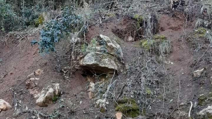 Le grosse pietre in bilico da parecchio tempo per uno smottamento in località Bucetri, lungo la strada che da Stabbiano porta a Chiatri Puccini Le grosse pietre in bilico da parecchio tempo per uno smottamento in località Bucetri, lungo la strada che da Stabbiano porta a Chiatri Puccini