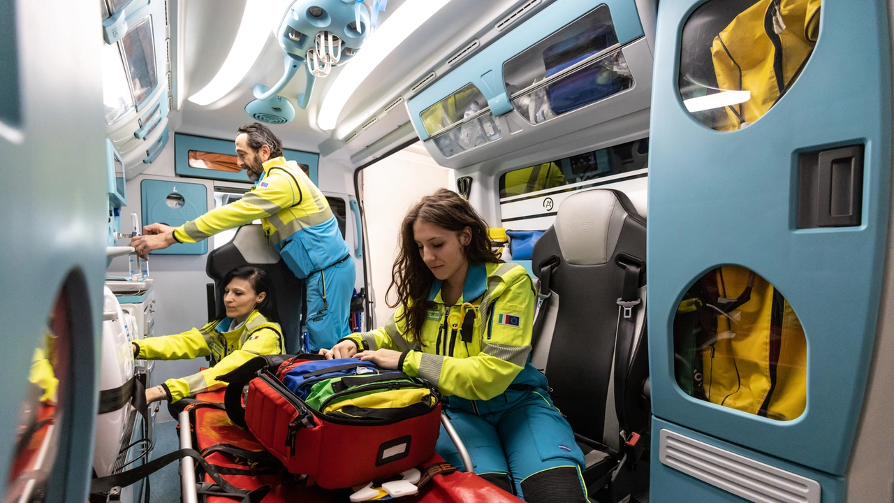 Il personale a bordo di un'ambulanza (foto Germogli di repertorio) Il personale a bordo di un'ambulanza (foto Germogli di repertorio)
