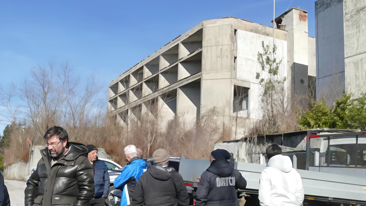 Una panoramica della ex Colonia Ipost di Prunetta durante una manifestazione promossa da Legambiente del marzo scorso