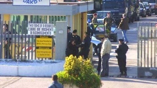 L’ingresso della base americana di Camp Darby a Tirrenia: i sindacati lanciano l’allarme per i circa 400 dipendenti civili italiani