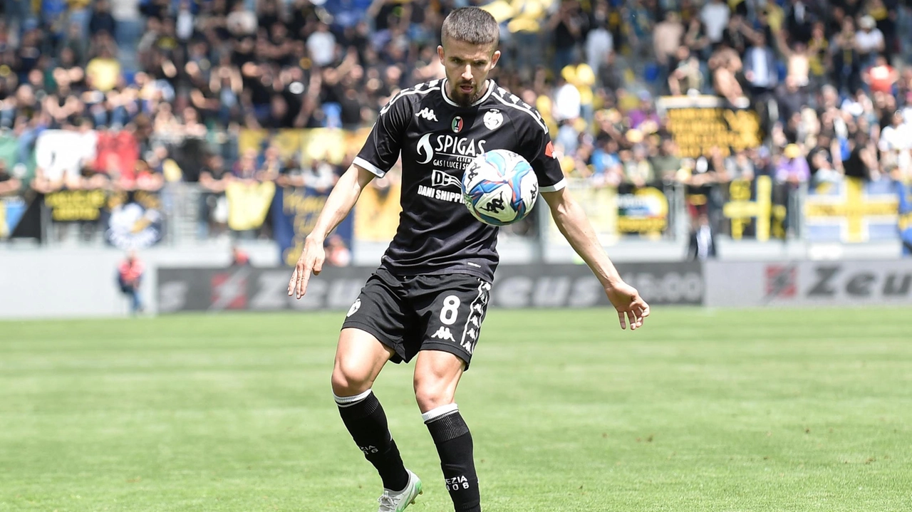 In uscita, Salvatore Elia ha raggiunto ieri l’Empoli, con cui ha firmato un contratto triennale con opzione per il quarto anno In uscita, Salvatore Elia ha raggiunto ieri l’Empoli, con cui ha firmato un contratto triennale con opzione per il quarto anno