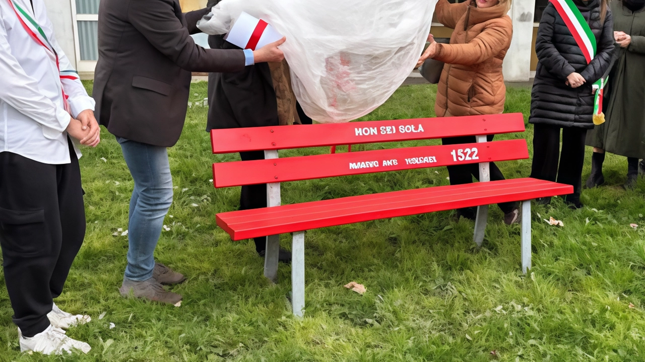 Lunedì a San Giovanni, nel giardino Paolo Borsellino della scuola secondaria di I° grado, è stata inaugurata la panchina... Lunedì a San Giovanni, nel giardino Paolo Borsellino della scuola secondaria di I° grado, è stata inaugurata la panchina...