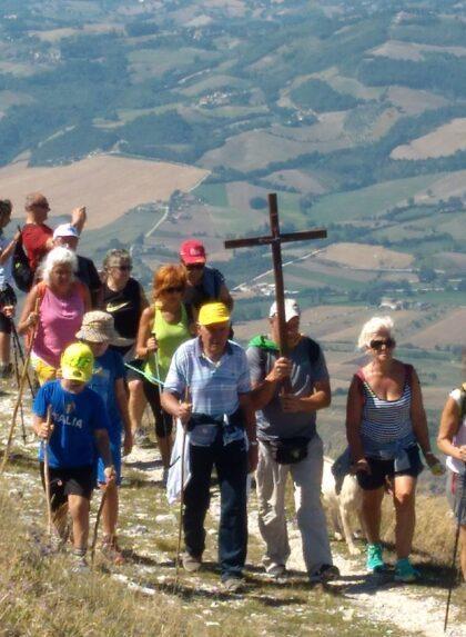 https://www.lanazione.it/image-service/view/acePublic/alias/contentid/NjEwZTQ5ZmMtZmFhNy00/0/via-crucis-piu-lunga-deuropa-la-tradizione-si-rinnova.jpeg?f=1.91:1&w=1200
