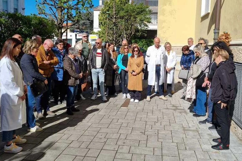 Amici e colleghi riuniti nel luogo dove è stata uccisa Barbara Capovani