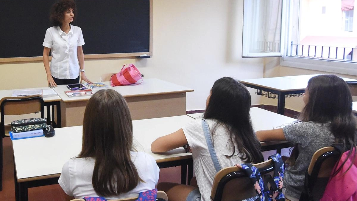Una foto d’archivio scattata tra i banchi di scuola Una foto d’archivio scattata tra i banchi di scuola