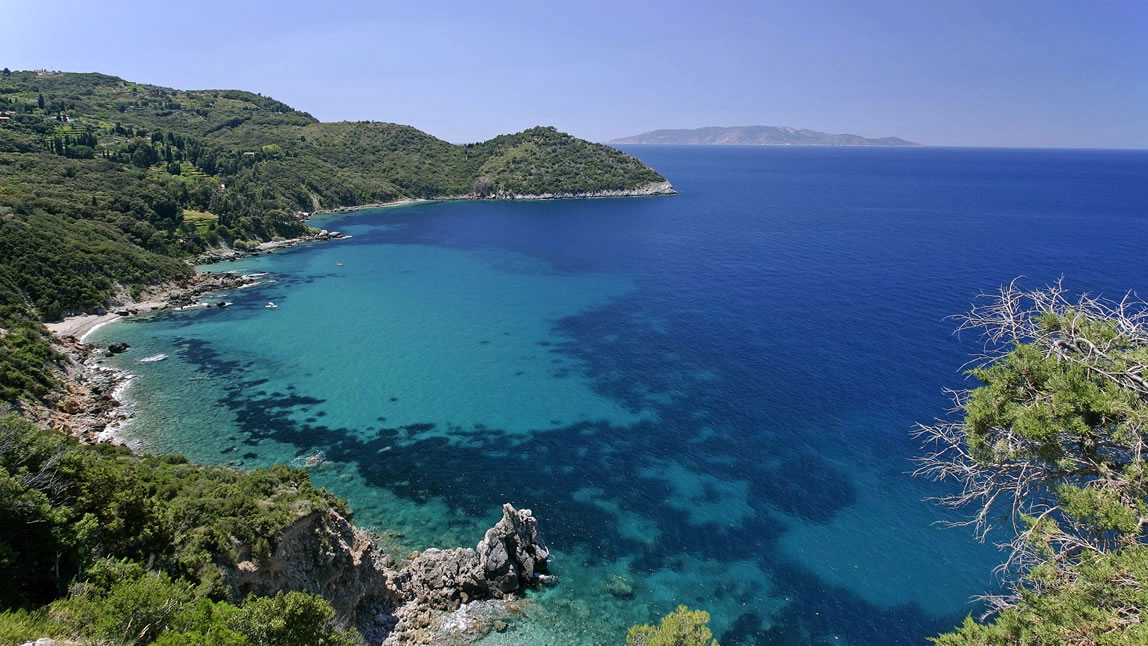 La zona di Cala Grande, dove è stato rinvenuto il residuato bellico durante i lavori edili nel terreno privato di una villa