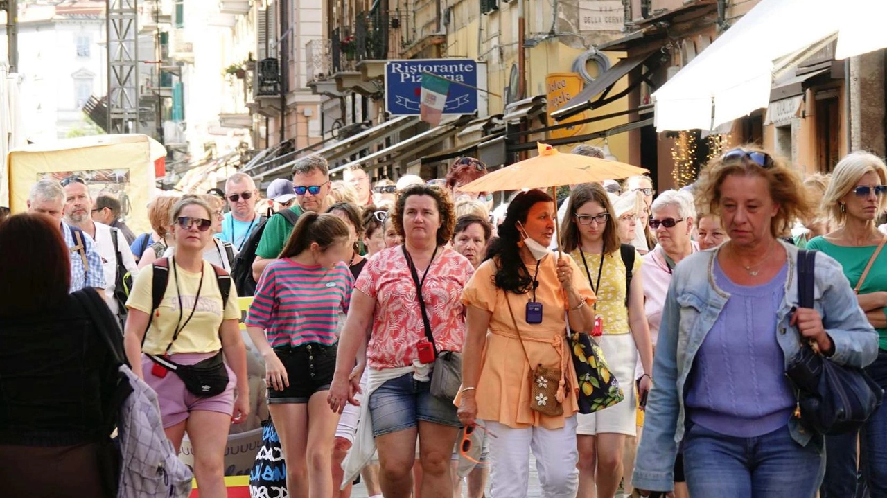 Il centro storico della Spezia perde negozi storici, con il simbolo di Luciano Vezzoni che chiude dopo 63 anni. La città si trasforma in destinazione food & beverage, con un calo del commercio e aumento dei locali. Il centro storico della Spezia perde negozi storici, con il simbolo di Luciano Vezzoni che chiude dopo 63 anni. La città si trasforma in destinazione food & beverage, con un calo del commercio e aumento dei locali.
