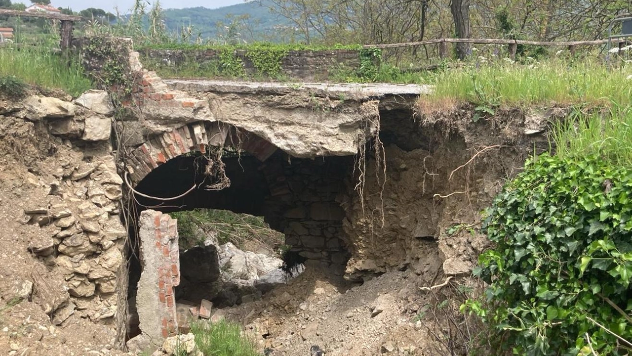 ponte che collega la viabilità principale al piccolo borgo di Grisciavola ponte che collega la viabilità principale al piccolo borgo di Grisciavola