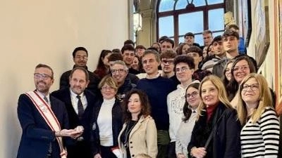 Gli studenti insieme ai politici durante il riconoscimento regionale Gli studenti insieme ai politici durante il riconoscimento regionale