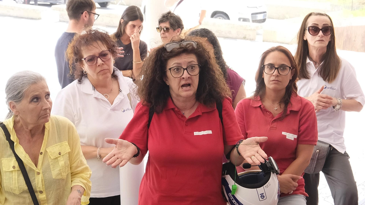 Un momento del sit in andato in scena sotto il Comune mercoledì mattina Un momento del sit in andato in scena sotto il Comune mercoledì mattina