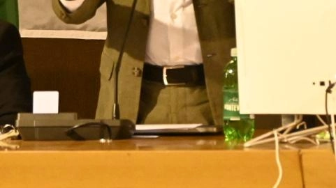 La stoccata del sindaco Persiani: "Voi non volete bene a Massa". In consiglio comunale anche la variante al bilancio di previsione:. Polemica su nuovi fondi per Asmiu. Ricci: "Altri soldi, ma i risultati?". . La stoccata del sindaco Persiani: "Voi non volete bene a Massa". In consiglio comunale anche la variante al bilancio di previsione:. Polemica su nuovi fondi per Asmiu. Ricci: "Altri soldi, ma i risultati?". .