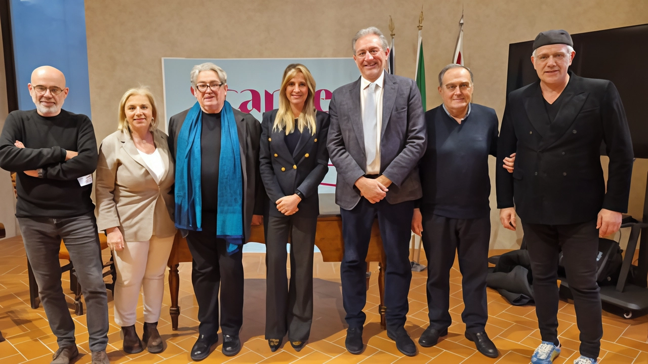 Aprirà i battenti sabato, la mostra in Palazzo del Podestà dal titolo "Scarpe. Dagli zoccoli ai tacchi a spillo. Aprirà i battenti sabato, la mostra in Palazzo del Podestà dal titolo "Scarpe. Dagli zoccoli ai tacchi a spillo.