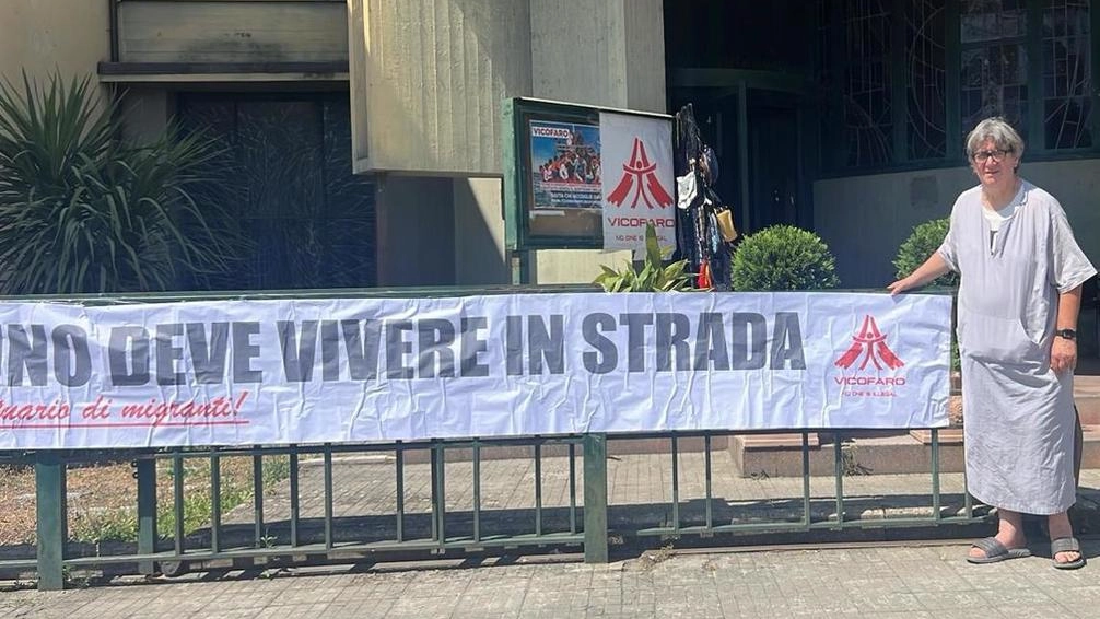 Don Massimo Biancalani anche ieri ha difeso il suo centro di accoglienza e ha esposto un lungo striscione Don Massimo Biancalani anche ieri ha difeso il suo centro di accoglienza e ha esposto un lungo striscione