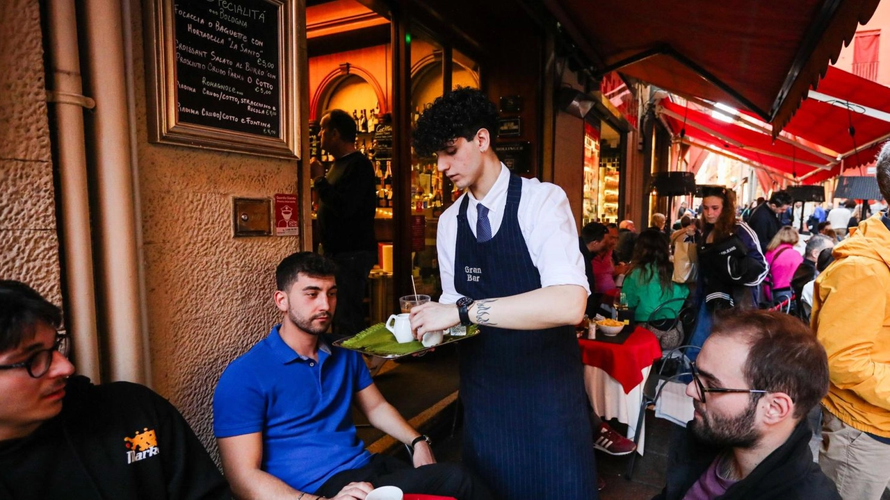 Un giovane cameriere durante la stagione estiva
