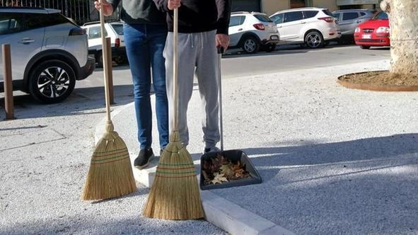 Da sinistra, l’assessore Samuele Ferretti e il sindaco Gabriele Gasperini mentre puliscono la piazza Da sinistra, l’assessore Samuele Ferretti e il sindaco Gabriele Gasperini mentre puliscono la piazza