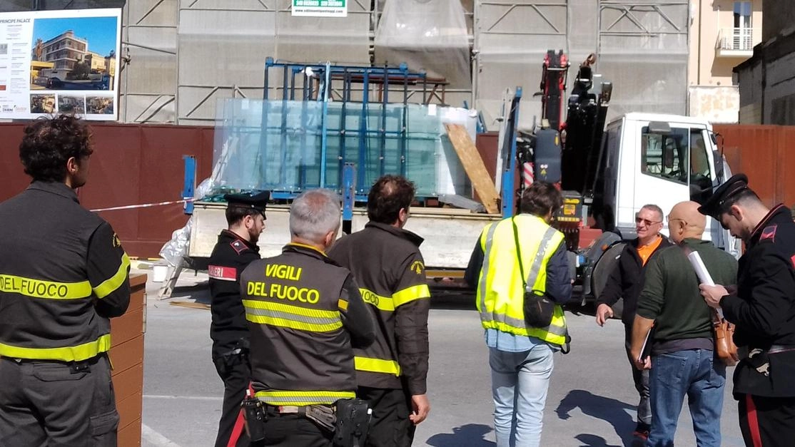 Vigili del fuoco e carabinieri nel cantiere di Lido di Camaiore dove è morto l’ingegnere Paolo Mariottoni (foto Umicini)
