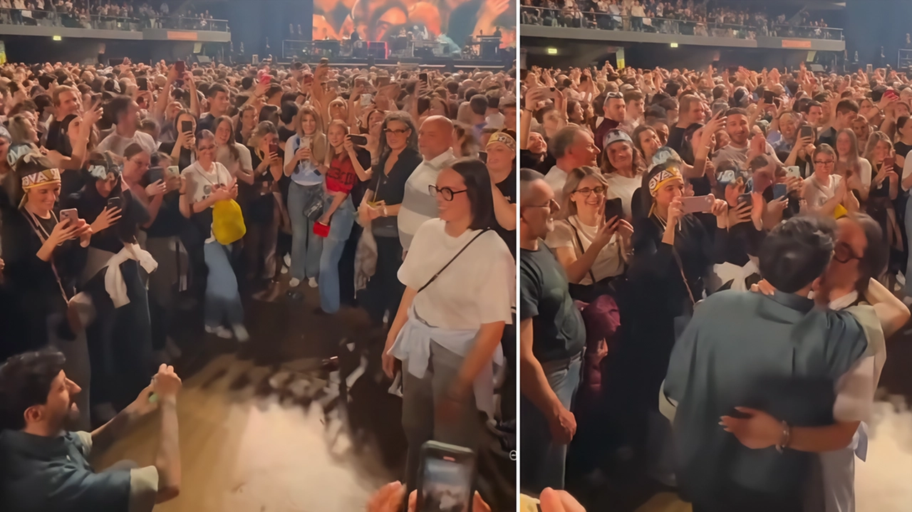 Il momento in. cui Federico Pedreschi,. ha chiesto alla sua fidanzata Gulia Riva di sposarlo durante il concerto di Jovanotti. al Mandela Forum