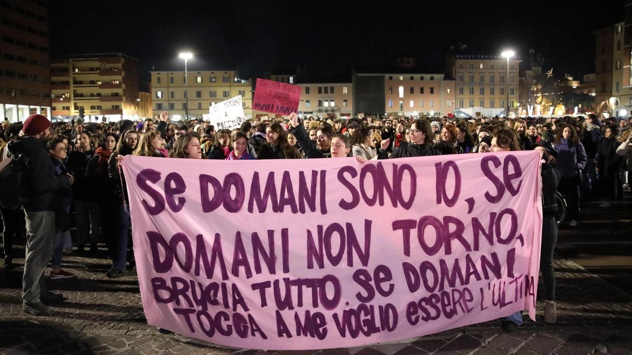 Oggi alle 17 il presidio in piazza Mazzini per dire basta alla violenza di genere Fotografia di repertorio Oggi alle 17 il presidio in piazza Mazzini per dire basta alla violenza di genere Fotografia di repertorio