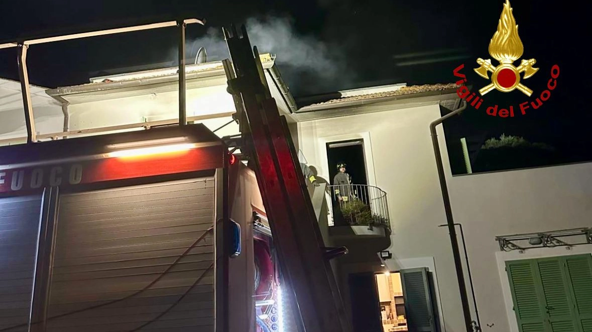 L'incendio che si è sviluppato a Ponsacco L'incendio che si è sviluppato a Ponsacco