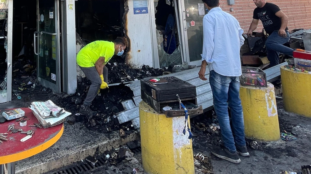 Dopo tre anni di attesa, il Caffè Le Rotonde a Montelupo Fiorentino riapre oggi, simbolo di rinascita dopo l'incendio del 2021. Gestito da Marco Matteuzzi e Antonella Andriani, il locale accoglie di nuovo clienti con una nuova miscela di caffè esclusiva per Montelupo. Dopo tre anni di attesa, il Caffè Le Rotonde a Montelupo Fiorentino riapre oggi, simbolo di rinascita dopo l'incendio del 2021. Gestito da Marco Matteuzzi e Antonella Andriani, il locale accoglie di nuovo clienti con una nuova miscela di caffè esclusiva per Montelupo.