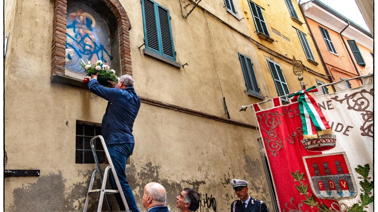 L’omaggio alla Vergine della Pace e il cardinale Frezza L’omaggio alla Vergine della Pace e il cardinale Frezza