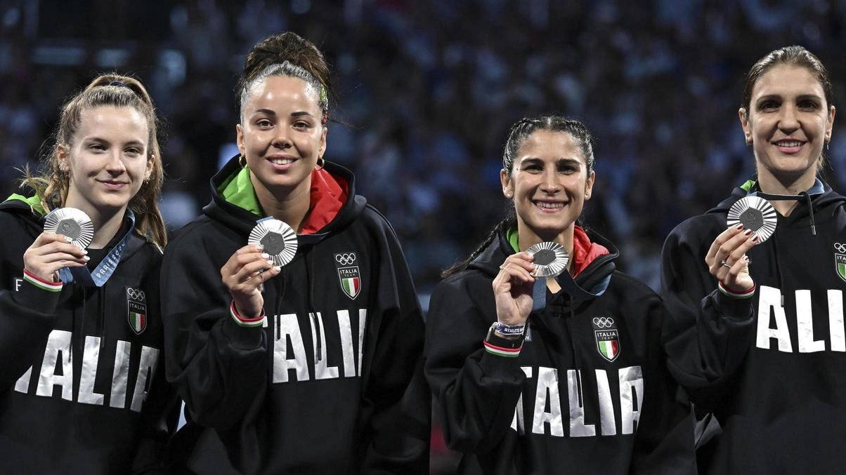 Alice Volpi con la medaglia d’argento sul podio assieme alle compagne di squadra Alice Volpi con la medaglia d’argento sul podio assieme alle compagne di squadra
