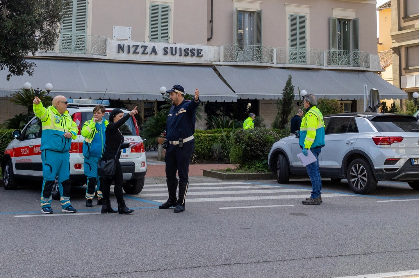 Mezzi di soccorso e volontari fuori dall'hotel (Foto Goiorani)