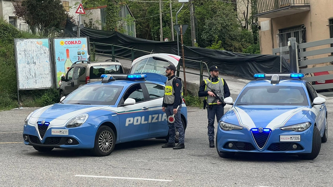Due pattuglie della Polizia di stato impegnate in controlli stradali (foto d’archivio) Due pattuglie della Polizia di stato impegnate in controlli stradali (foto d’archivio)