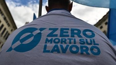 Ogni giorno in Italia più di due lavoratori si alzano, fanno colazione, si preparano, vanno al lavoro e muoiono. Anche... Ogni giorno in Italia più di due lavoratori si alzano, fanno colazione, si preparano, vanno al lavoro e muoiono. Anche...