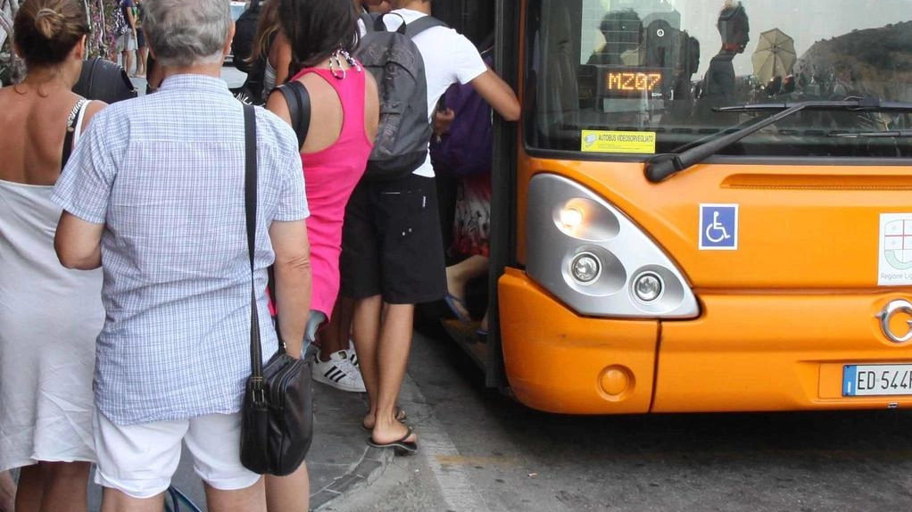 Un autobus di Atc a Porto Venere Un autobus di Atc a Porto Venere