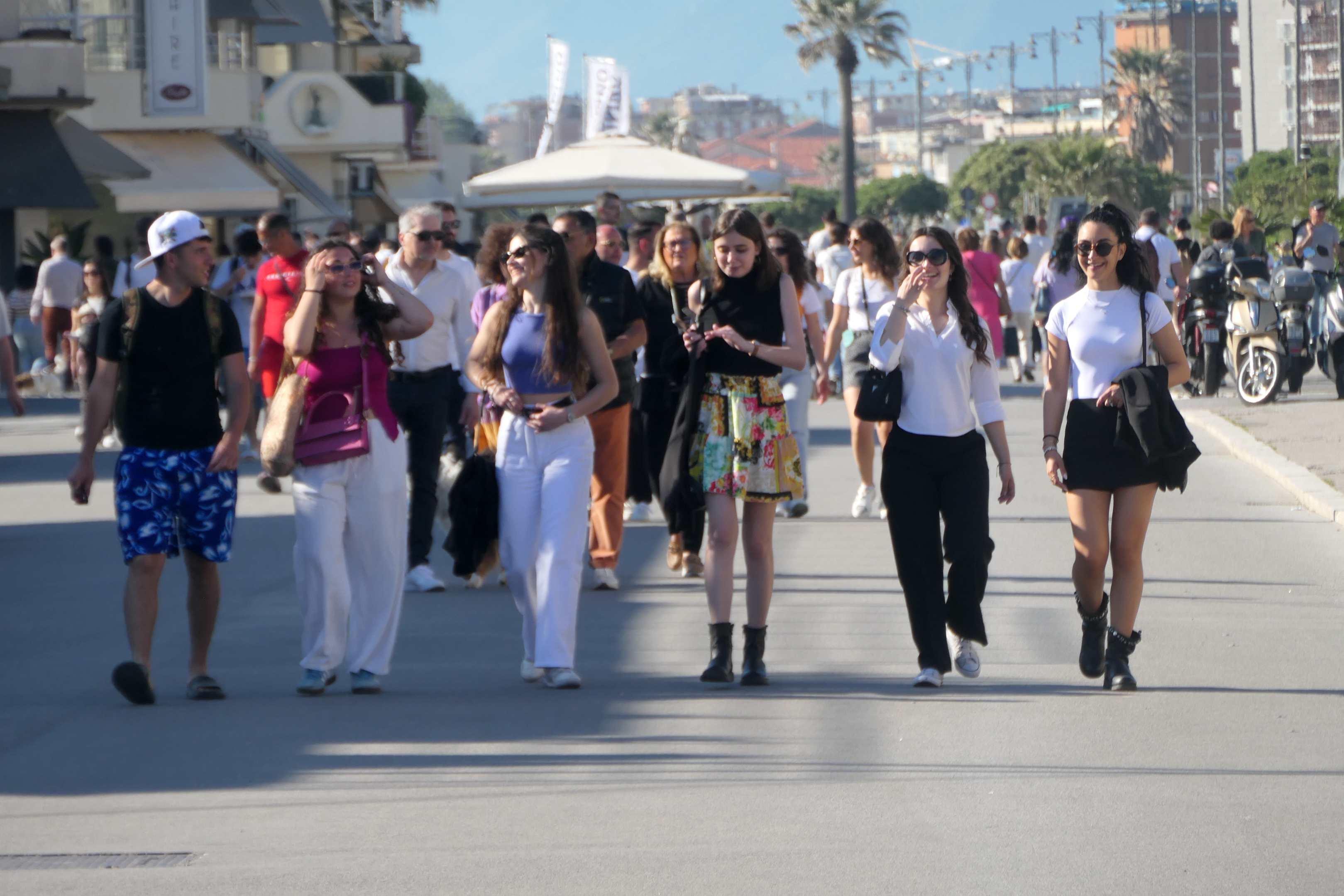 Il sole apre le danze, invasione di turisti in Versilia. “Ma pochi pernottano” Il sole apre le danze, invasione di turisti in Versilia. “Ma pochi pernottano”